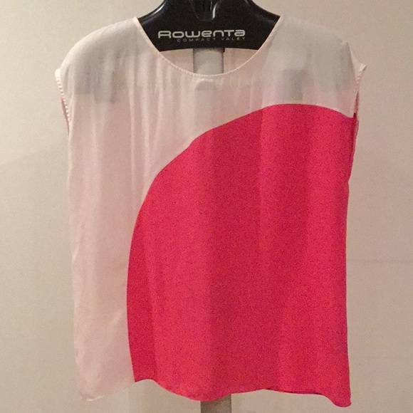 Vince Camuto Tops - Like New Vince Camuto Petite Geometric Blouse